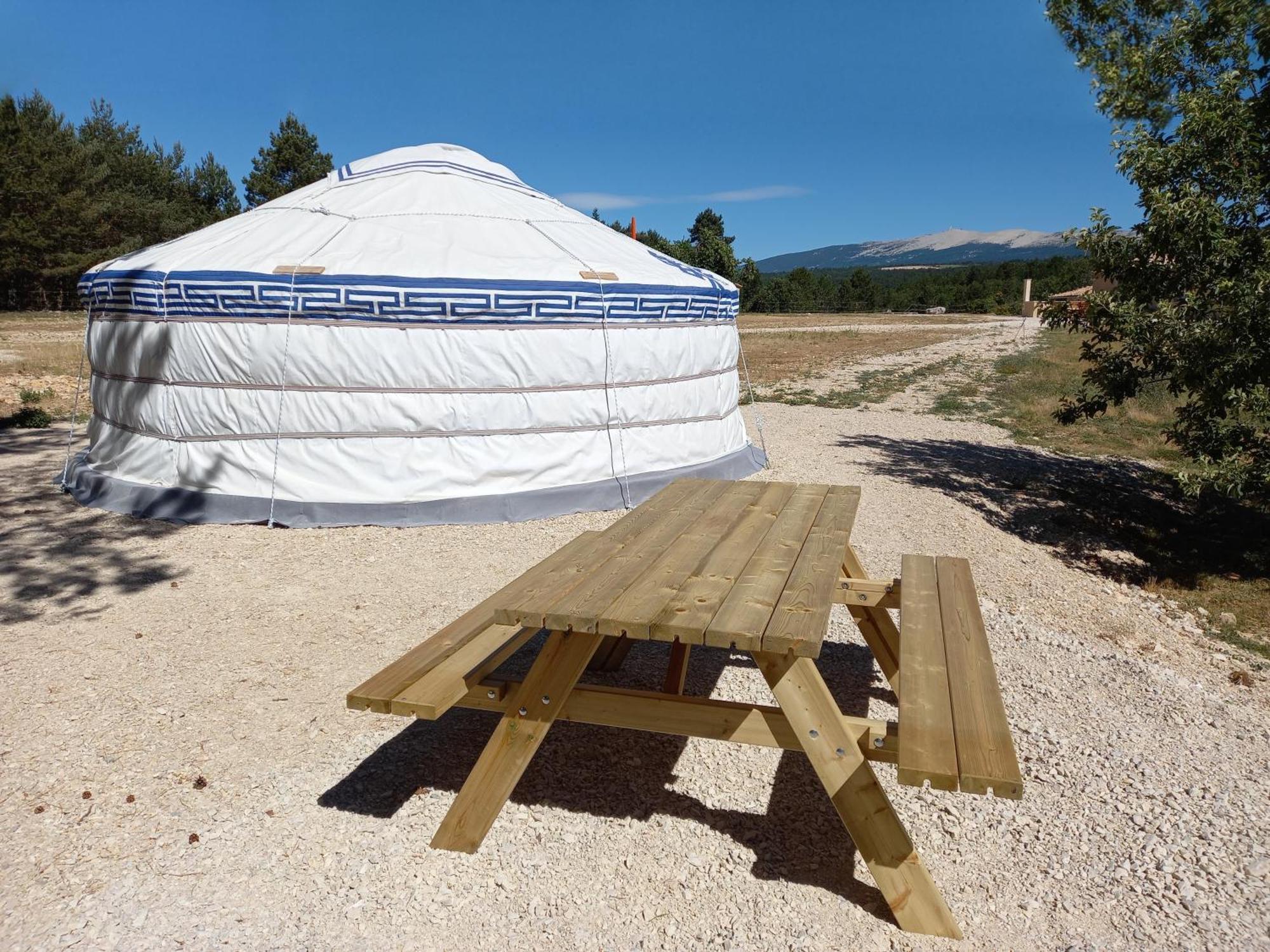 A Ventoux Yourte Monieux Bagian luar foto